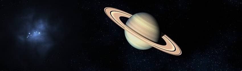 La planète Saturne dans l'espace sombre.