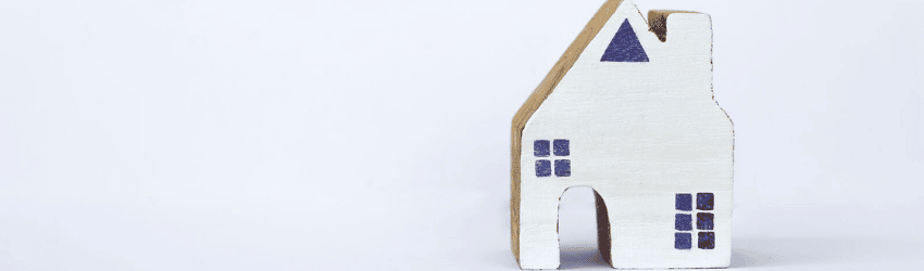 Une illustration d’une maison blanche sur fond bleu.