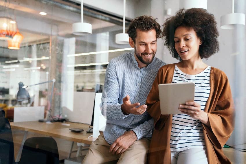 Un excellent manager qui aide ses employés sur leur lieu de travail