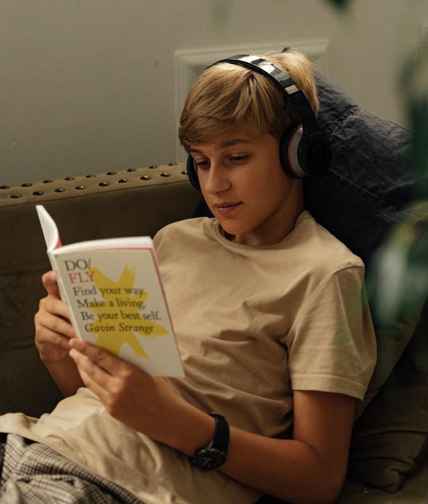 Écoutez le portail de la porte des lions élevés élevés