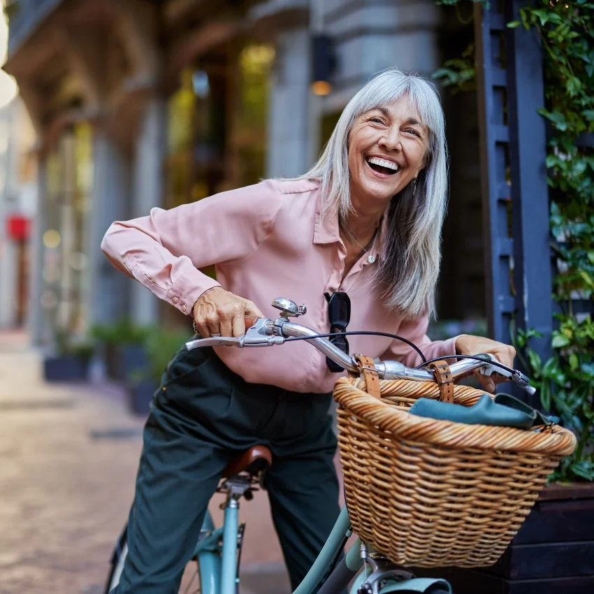 femme se livrant à la joie et au plaisir lors d'une balade à vélo